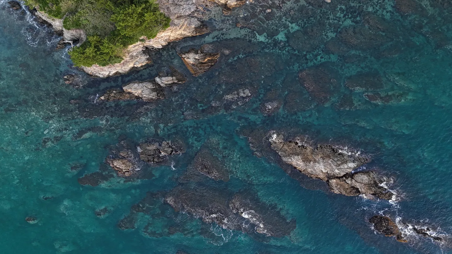 透明な海と岩礁が見える網地島の海岸