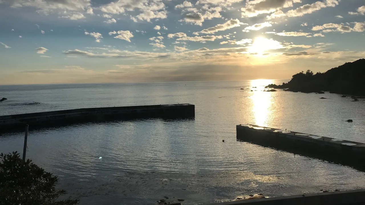夕日が水面に映る港の風景